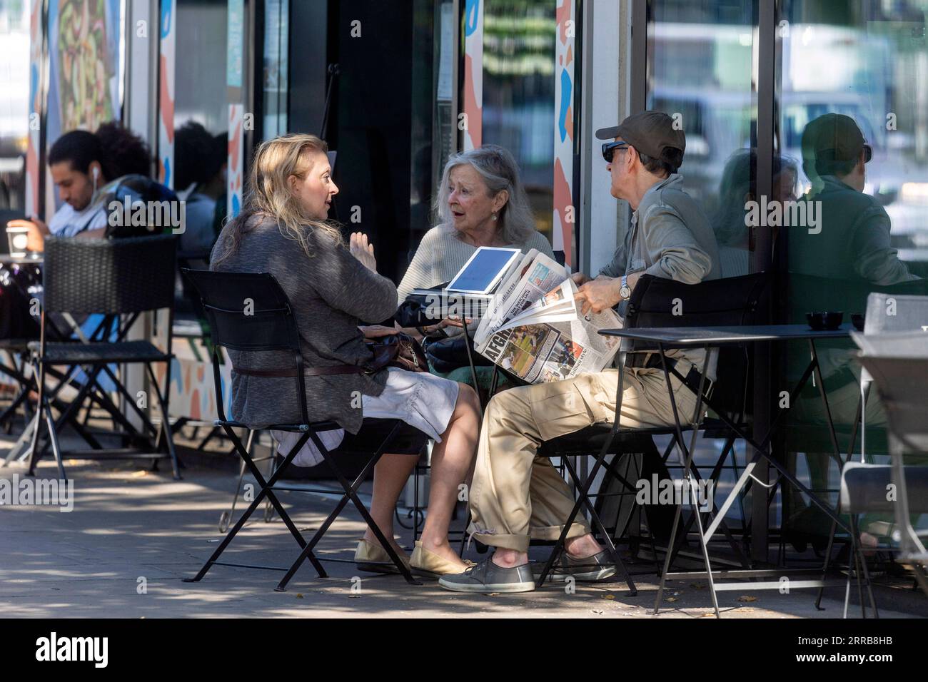 210907 -- LONDRES, 7 septembre 2021 -- des gens s'assoient et discutent devant un café à Londres, en Grande-Bretagne, le 7 septembre 2021. La Grande-Bretagne a enregistré plus de 7 millions de cas de COVID-19 depuis le début de la pandémie, selon les dernières données officielles publiées lundi. Le pays a signalé 41 192 autres cas de coronavirus au cours de la dernière période de 24 heures, portant le nombre total de cas de coronavirus dans le pays à 7 018 921, selon les chiffres officiels. Photo de /Xinhua BRITAIN-LONDON-COVID-19-CASES-TOP 7 MLN RayxTang PUBLICATIONxNOTxINxCHN Banque D'Images
