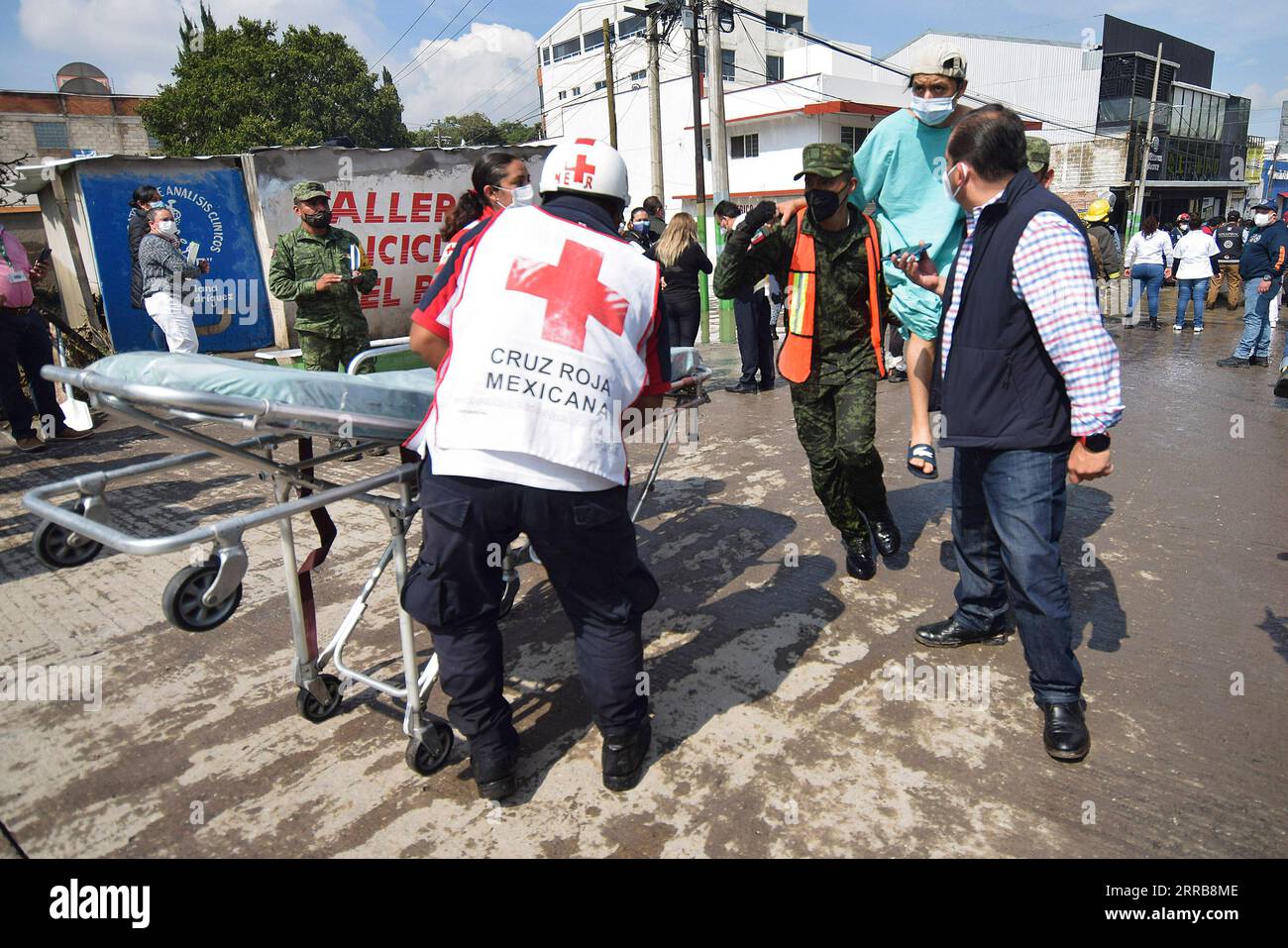 Mexiko, Überschwemmung nach Starkregen in Tula 210908 -- HIDALGO, 8 septembre 2021 -- des sauveteurs transportent un homme après l'avoir évacué de l'hôpital général de la zone n° 5 de l'Institut mexicain de sécurité sociale à Tula of Hidalgo, Mexique, le 7 septembre 2021. Les inondations ont tué 17 patients dans un hôpital à la suite de fortes pluies à Tula, une ville dans l'État mexicain central d'Hidalgo, ont déclaré mardi les autorités. Photo de /Xinhua MEXICO-HIDALGO-HOSPITAL-FLOOD FranciscoxVilleda PUBLICATIONxNOTxINxCHN Banque D'Images