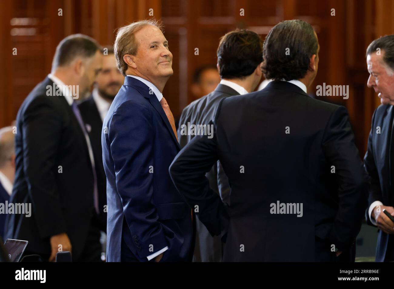 Le procureur général du Texas Ken Paxton regarde la galerie au cours de la première journée de son procès de destitution dans les chambres du Sénat du Texas au Capitole de l'État du Texas à Austin le mardi 5 septembre 2023. La Chambre du Texas, y compris une majorité de ses membres du GOP, a voté pour destituer Paxton pour corruption présumée en mai. (Juan Figueroa/Pool via le Dallas Morning News) Banque D'Images