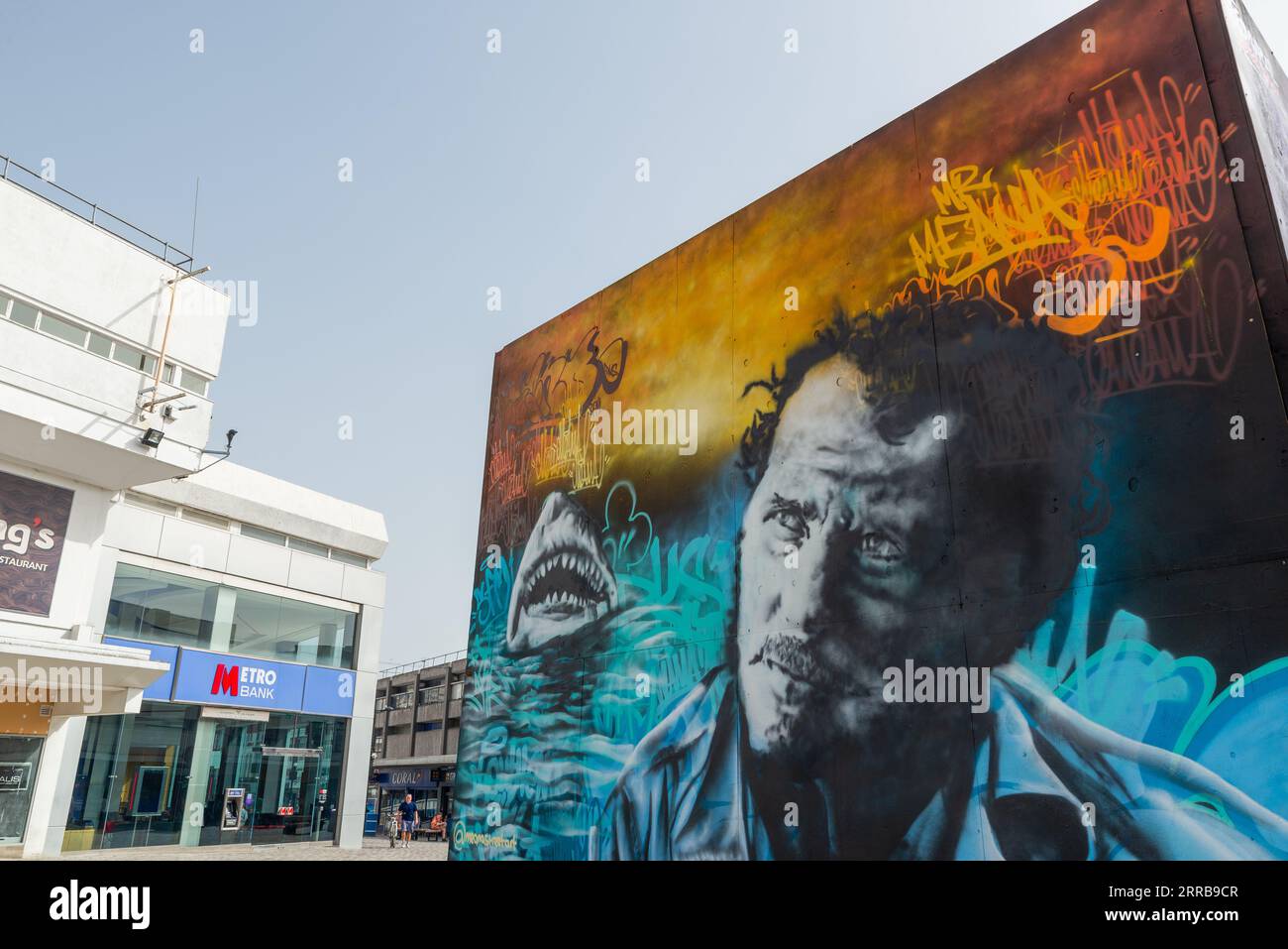 Fait partie de l'événement artistique de Southend City Jam autour de Southend on Sea, Essex, Royaume-Uni. Scène du film Jaws, Robert Shaw, avec Metro Bank à High Street Banque D'Images