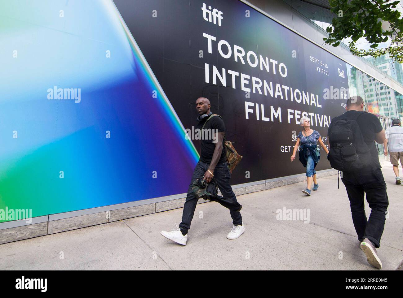 210909 -- TORONTO, le 9 septembre 2021 -- les gens passent devant le siège du TIFF Bell Lightbox du Festival international du film de Toronto 2021 à Toronto, Canada, le 9 septembre 2021. Le TIFF a débuté ici jeudi, proposant des projections en salle, des drive-ins, des cinémas en plein air et en ligne. Photo de /Xinhua CANADA-TORONTO-TIFF-OPENING ZouxZheng PUBLICATIONxNOTxINxCHN Banque D'Images