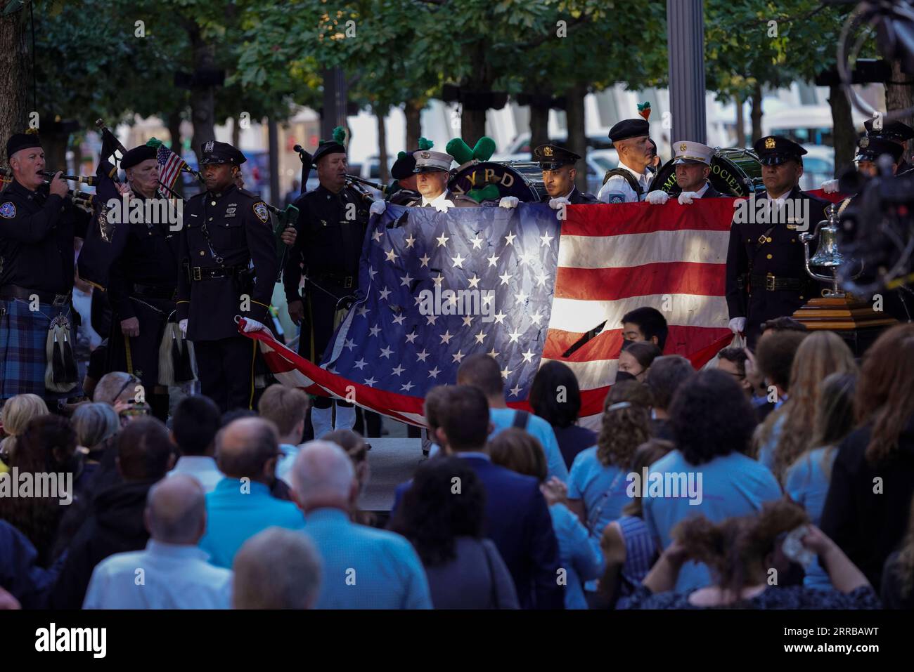 210911 -- NEW YORK, le 11 septembre 2021 -- Un drapeau national américain est montré par une garde d'honneur lors d'une cérémonie de commémoration du 20e anniversaire des attentats du 9/11 septembre à New York, aux États-Unis, le 11 septembre 2021. La cérémonie de commémoration a eu lieu ici samedi pour marquer le 20e anniversaire des attentats du 9/11 septembre. US-NEW YORK-9/11 ATTAQUES-20E ANNIVERSAIRE WANGXYING PUBLICATIONXNOTXINXCHN Banque D'Images