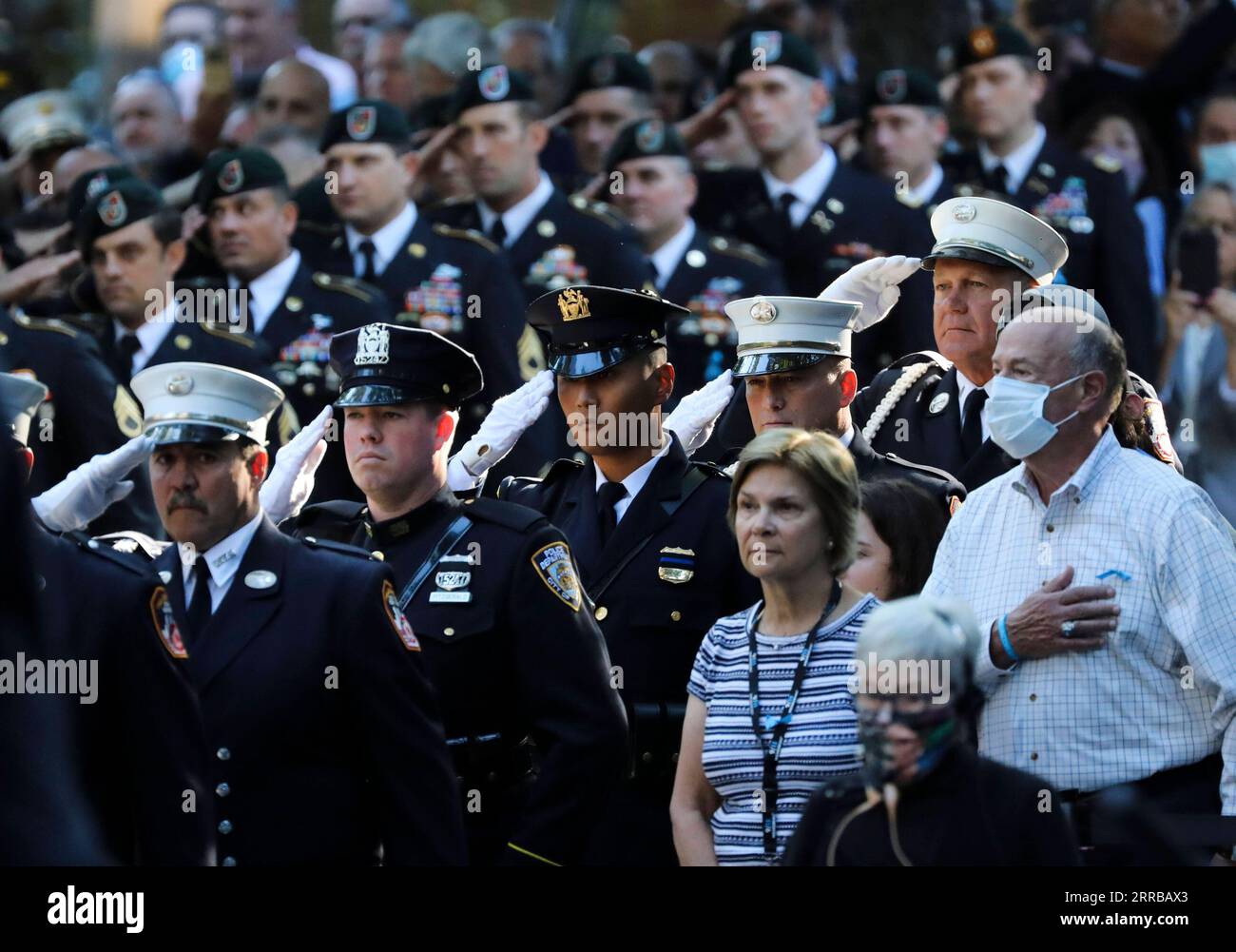 210911 -- NEW YORK, 11 septembre 2021 -- Une garde d'honneur salue lors d'une cérémonie commémorative du 20e anniversaire des attentats du 9/11 septembre à New York, aux États-Unis, le 11 septembre 2021. La cérémonie de commémoration a eu lieu ici samedi pour marquer le 20e anniversaire des attentats du 9/11 septembre. US-NEW YORK-9/11 ATTAQUES-20E ANNIVERSAIRE WANGXYING PUBLICATIONXNOTXINXCHN Banque D'Images