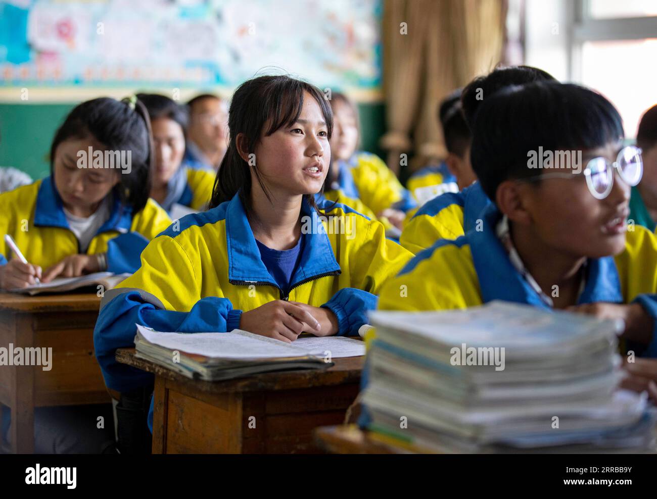 210912 -- YINCHUAN, 12 septembre 2021 -- des étudiants étudient à l'école secondaire Tongxin n° 3 dans le canton de Yuwang, dans le comté de Tongxin, dans le nord-ouest de la Chine, région autonome hui de Ningxia, 21 juin 2021. Titres de Xinhua : la pauvreté, les abandons dans le journal des filles rurales deviennent une chose du passé YangxZhisen PUBLICATIONxNOTxINxCHN Banque D'Images