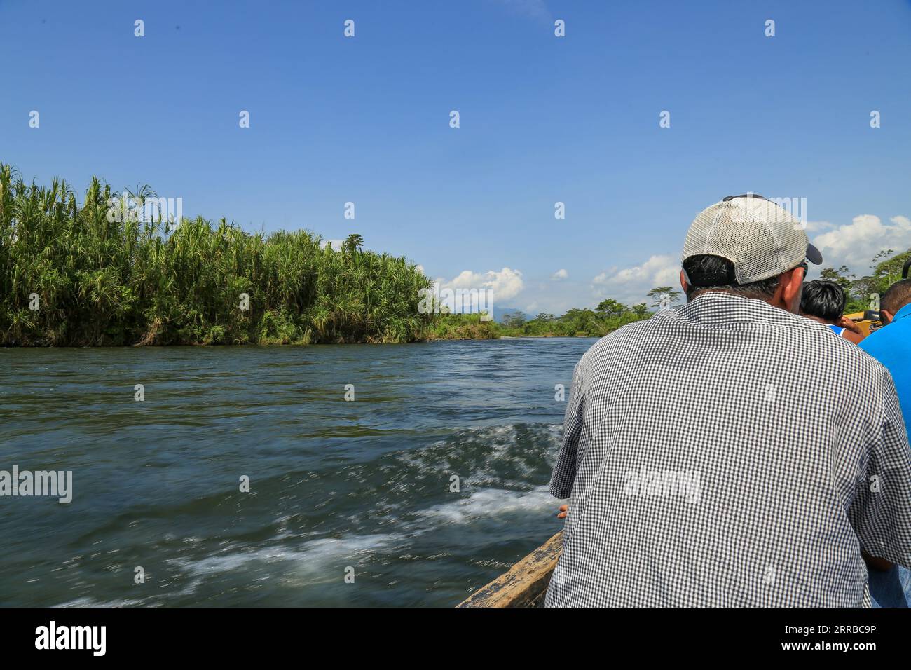 La rivière Sixaola, qui sépare le Costa Rica du Panama et se jette dans la province de Limon. Ici, les indigènes utilisent des longboats pour se déplacer. Banque D'Images