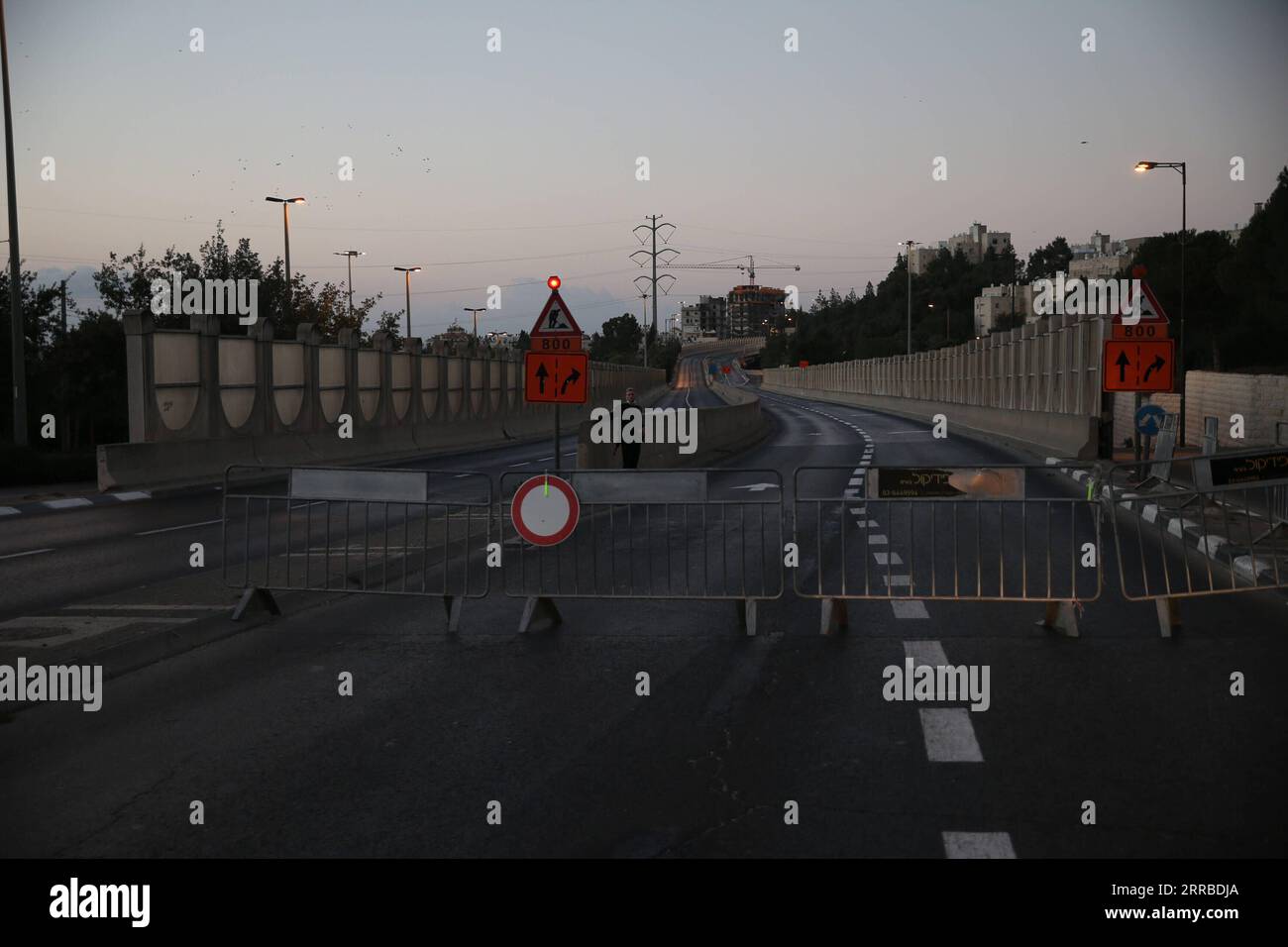 210915 -- JÉRUSALEM, le 15 septembre 2021 -- Une route est vue bloquée à Jérusalem, le 15 septembre 2021. Yom Kippour, le jour juif des Expiations et le jour le plus sacré du calendrier juif, se situe du coucher du soleil du 15 septembre au coucher du soleil du 16 septembre cette année. Photo de /Xinhua MIDEAST-JERUSALEM-YOM KIPPUR-ROADBLOCKS MuammarxAwad PUBLICATIONxNOTxINxCHN Banque D'Images