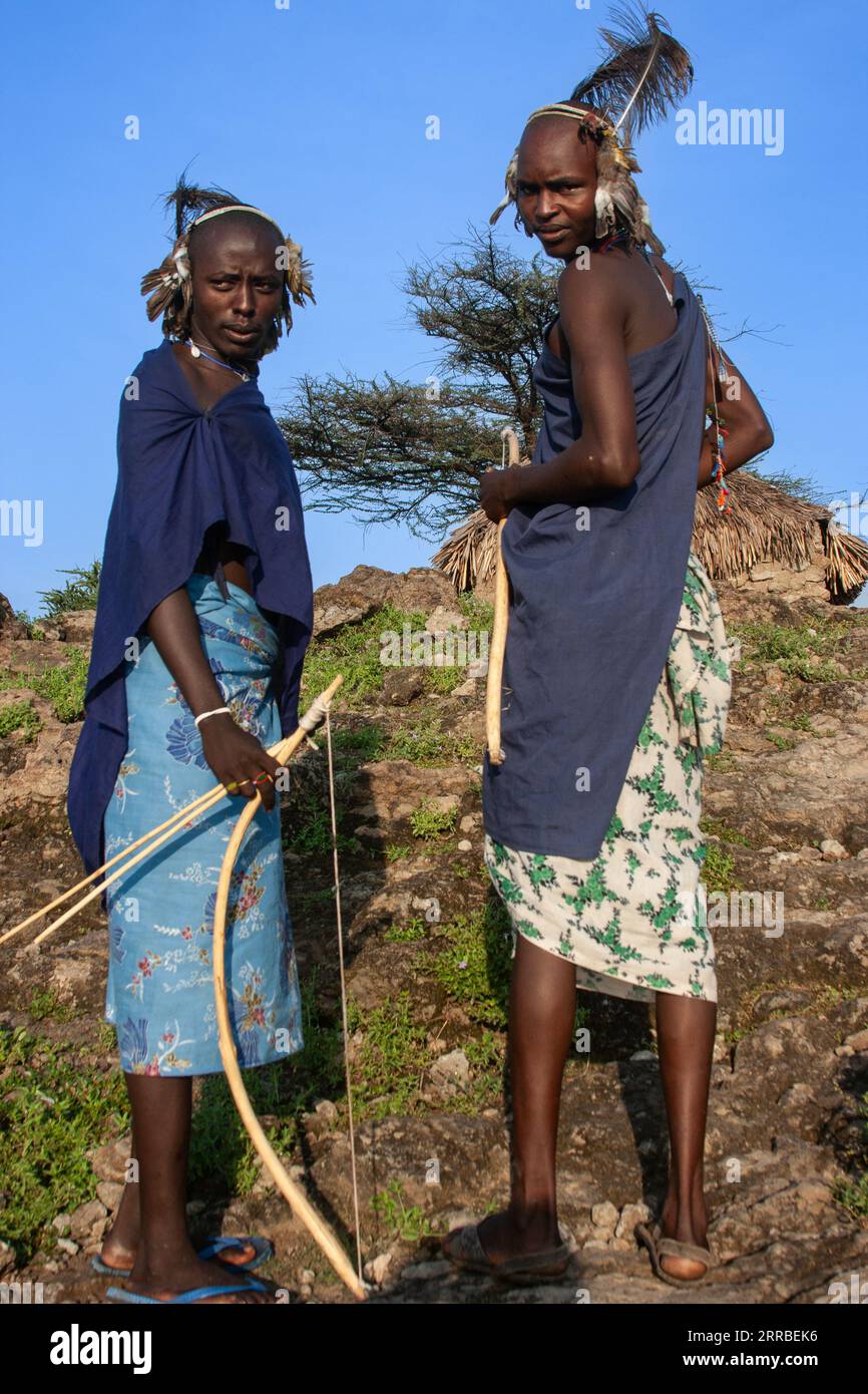 Njemps guerrier l'Ilchamus (parfois orthographié Iltiamus, également connu sous le nom de Njemps) dans le lac Baringo Kenya Banque D'Images