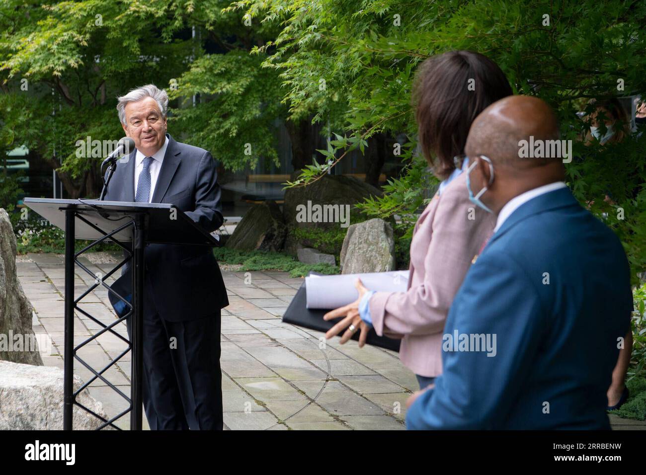 210917 -- NATIONS UNIES, 17 septembre 2021 -- le Secrétaire général de l'ONU Antonio Guterres L prononce un discours lors d'une cérémonie de la cloche de la paix organisée par l'ONU pour marquer la Journée internationale de la paix au siège de l'ONU à New York, le 17 septembre 2021. Guterres a appelé vendredi à la solidarité et à l’unité à l’occasion de la Journée internationale de la paix, qui tombe le 21 septembre. /Un photo/document via Xinhua un-GUTERRES-INTERNATIONAL JOURNÉE DE LA PAIX-CÉRÉMONIE EskinderxDebebes PUBLICATIONxNOTxINxCHN Banque D'Images