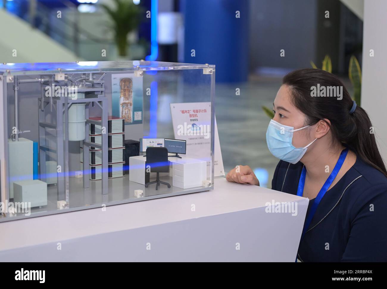 210918 -- HEFEI, 18 septembre 2021 -- un participant voit un prototype de modèle de calcul quantique lors de la Conférence de l'industrie quantique de 2021 à Hefei, dans la province d'Anhui de l'est de la Chine, le 18 septembre 2021. La révolution de l'industrie de la technologie quantique sur le thème , la Conférence de l'industrie quantique 2021 s'est tenue samedi à Hefei. La conférence a réuni un groupe de chercheurs scientifiques et de leaders de l'industrie pour discuter du développement de l'industrie quantique et a publié une série d'applications. CHINA-ANHUI-HEFEI-QUANTUM INDUSTRY CONFERENCE CN HANXXU PUBLICATIONXNOTXINXCHN Banque D'Images