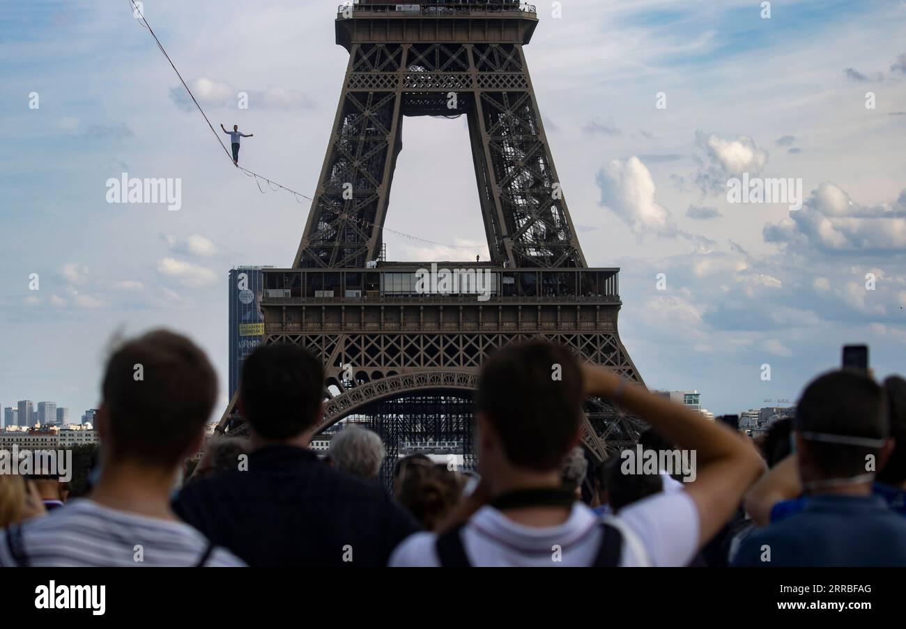 210918 -- PARIS, le 18 septembre 2021 -- le highliner français Nathan Paulin joue sur une slackline de 70 mètres de haut s'étendant sur 670 mètres entre la Tour Eiffel et le Théâtre National de Chaillot à Paris, France, le 18 septembre 2021. FRANCE-PARIS-TOUR EIFFEL-SLACKLINE-NATHAN PAULIN XINHUA PUBLICATIONXNOTXINXCHN Banque D'Images