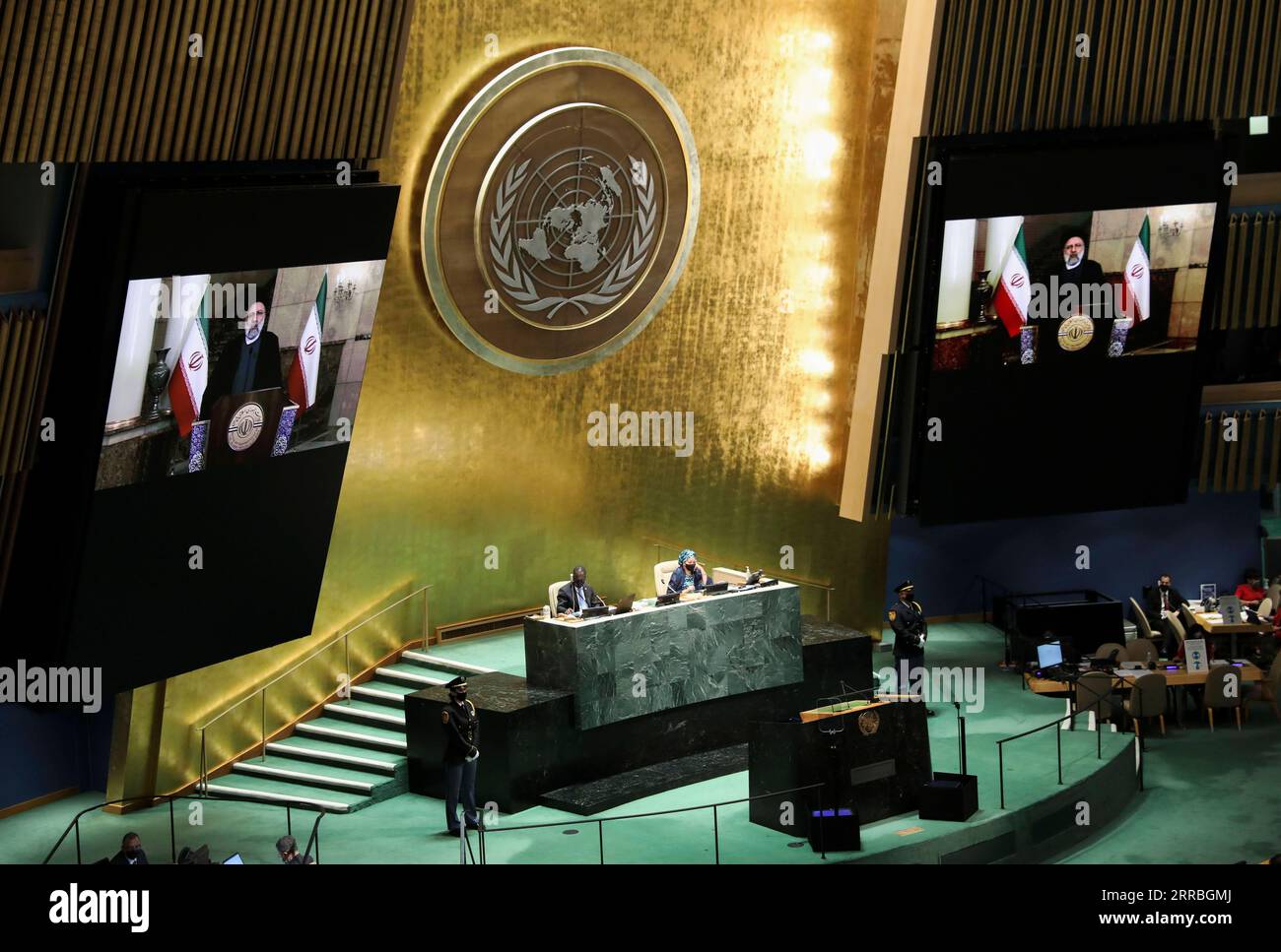 210921 -- NATIONS UNIES, 21 septembre 2021 -- le président iranien Ebrahim Raisi sur les écrans parle à distance lors du débat général de la 76e session de l'Assemblée générale des Nations Unies au siège de l'ONU à New York, le 21 septembre 2021. Raisi a déclaré mardi que son pays ne fait pas confiance aux promesses faites par le gouvernement américain, tout en notant qu’il cherche une interaction efficace avec tous les pays du monde. ONU-ASSEMBLÉE GÉNÉRALE-DÉBAT GÉNÉRAL WangxYing PUBLICATIONxNOTxINxCHN Banque D'Images