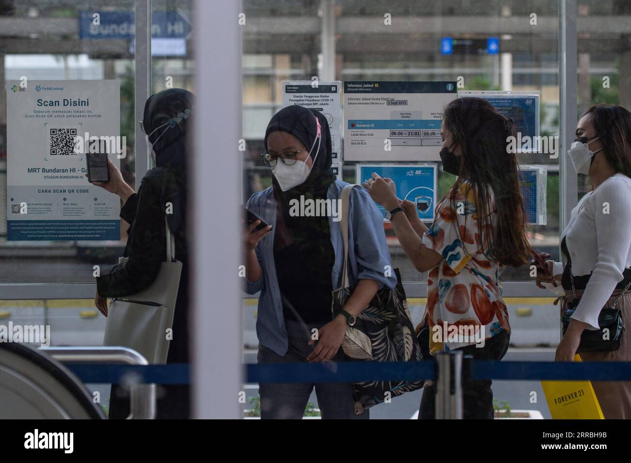 210923 -- JAKARTA, 23 septembre 2021 -- les gens font la queue pour scanner le code QR avec une application mobile comme condition pour utiliser les transports publics pendant la pandémie de COVID-19 à Jakarta, Indonésie, le 23 septembre 2021. Le nombre de cas de COVID-19 en Indonésie a augmenté de 2 881 en un jour pour atteindre 4 201 559, avec un nombre de décès de 160 à 141.114, a déclaré jeudi le ministère de la Santé du pays. INDONÉSIE-JAKARTA-COVID-19-CAS VerixSanovri PUBLICATIONxNOTxINxCHN Banque D'Images