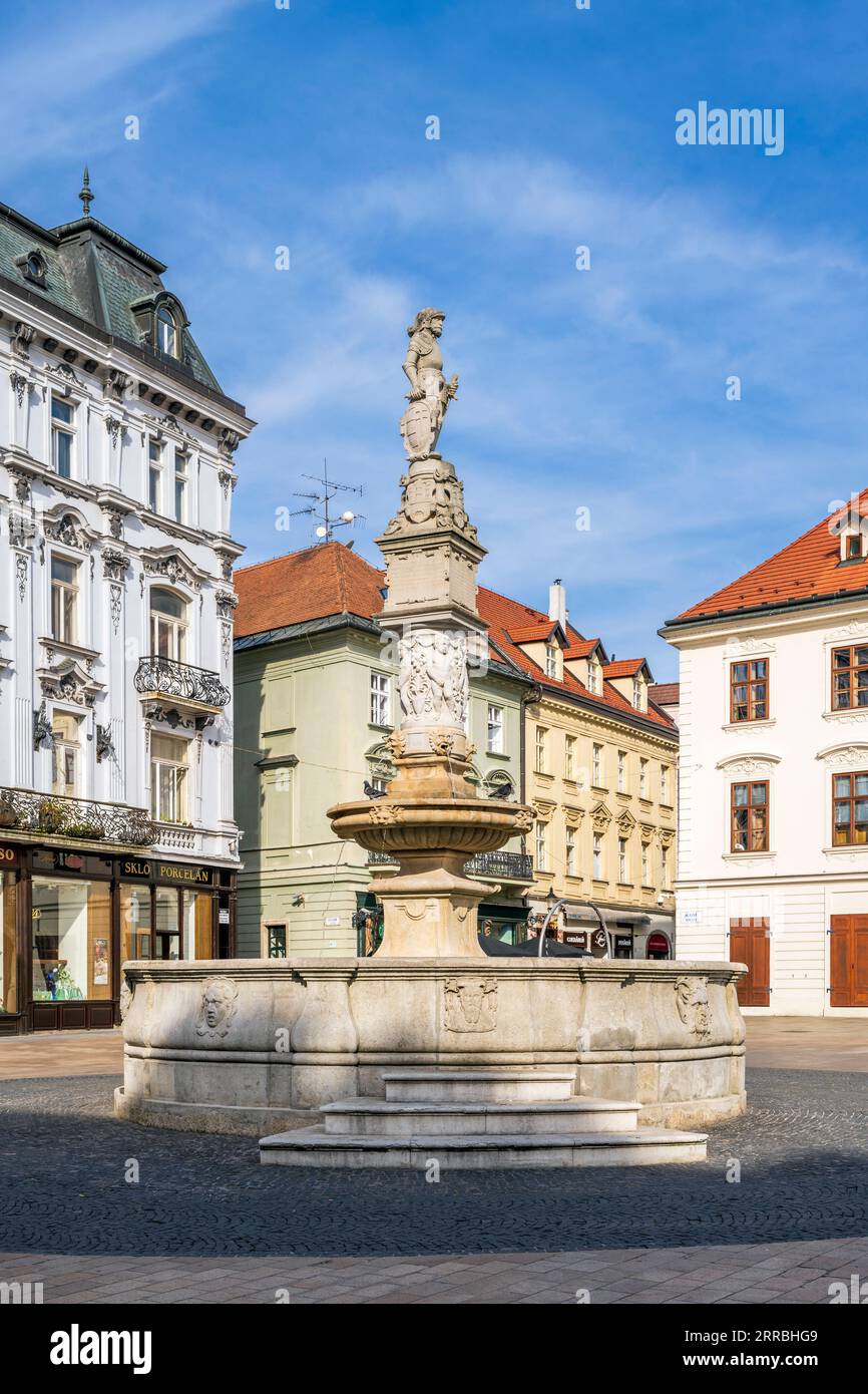 Place principale (Hlavne namestie) au coucher du soleil, Bratislava, Slovaquie Banque D'Images