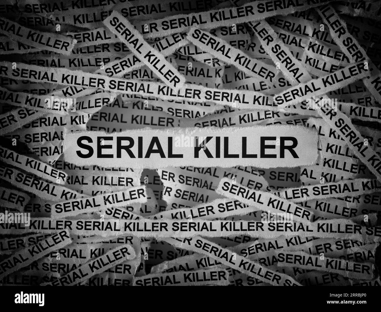 Bandes de journaux avec les mots Serial Killer tapés dessus. Noir et blanc. Gros plan. Banque D'Images