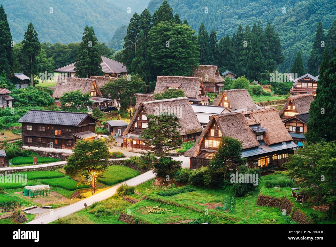 Ainokura, Toyama, Japon dans la région reculée de Gokayama au crépuscule. Banque D'Images