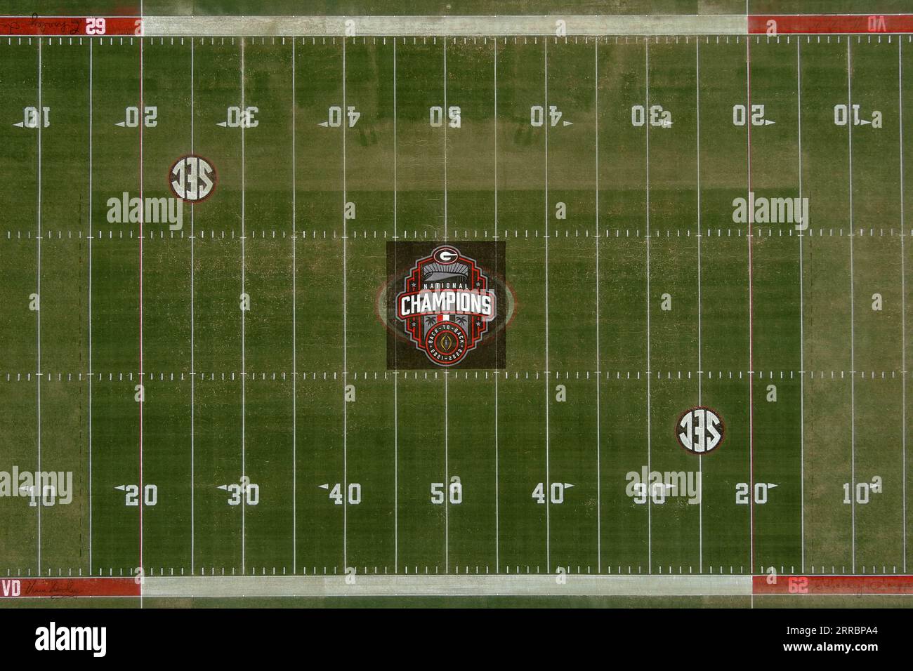 Une vue aérienne générale des Bulldogs de Géorgie dos à dos du logo du championnat national 2021-22 au milieu de terrain au stade Sanford de l'Université de Géorgie, dimanche 29 janvier 2023, à Athènes, GA Banque D'Images