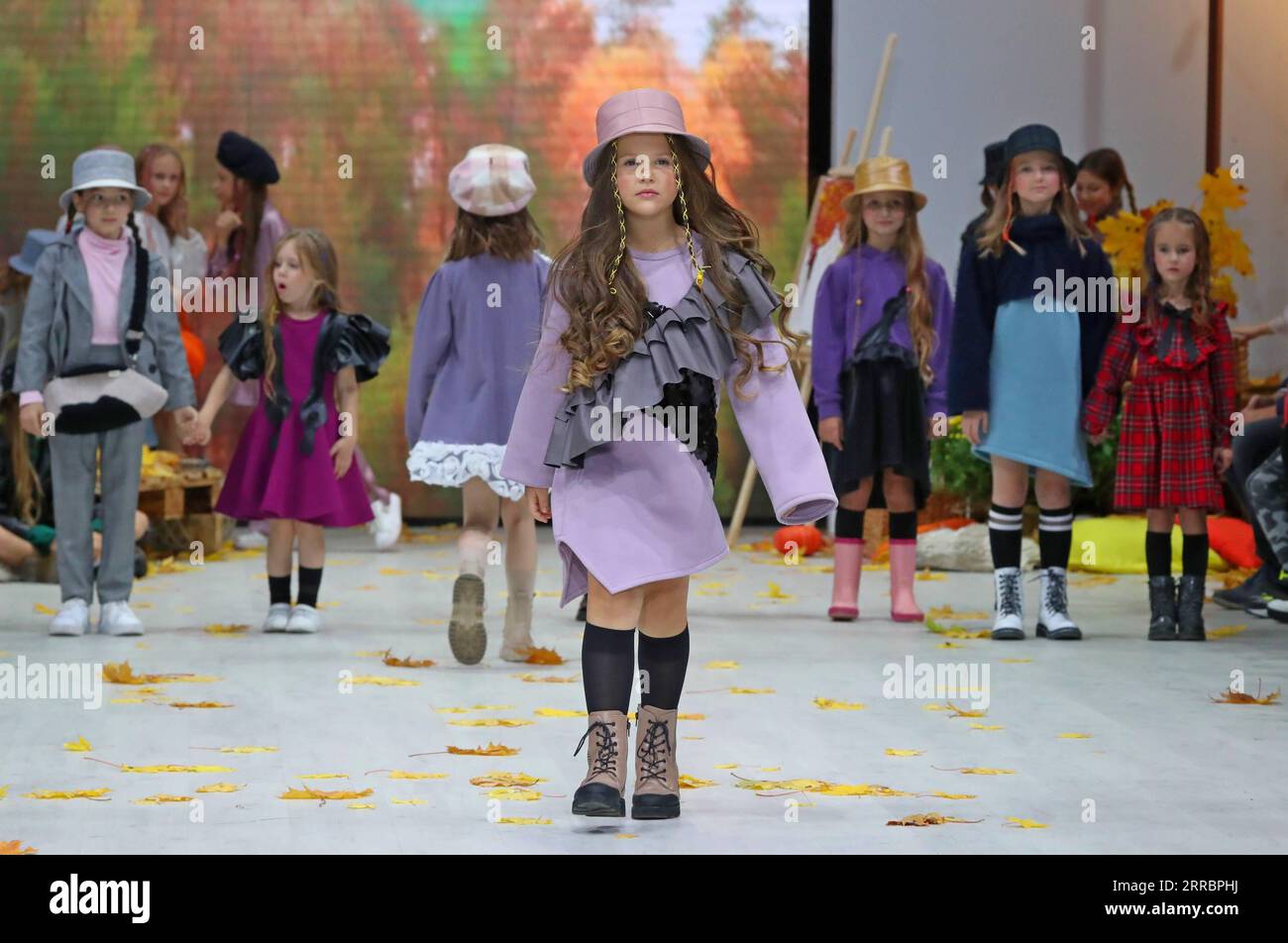 211003 -- MINSK, 3 octobre 2021 -- jeunes modèles présentent des créations lors de la Journée de la mode des enfants de la semaine de la mode Belarus à Minsk, Biélorussie, le 2 octobre 2021. Photo de /Xinhua BELARUS-MINSK-FASHION WEEK-KIDS FASHION DAY ZhinkovxHenadz PUBLICATIONxNOTxINxCHN Banque D'Images