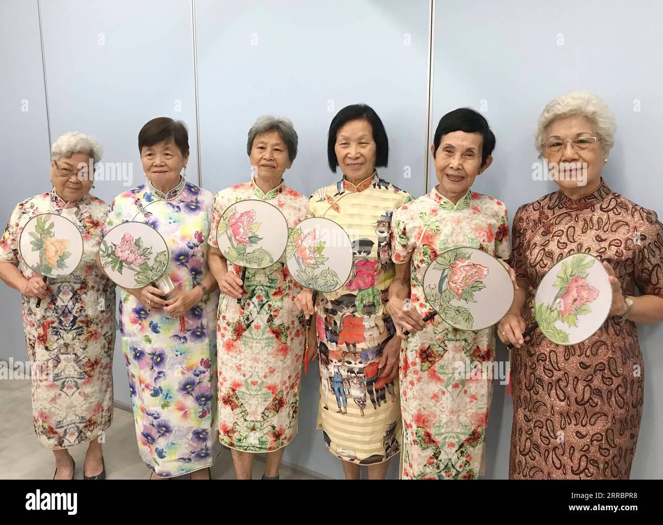 211003 -- HONG KONG, le 3 octobre 2021 -- des dames âgées posent pour une photo de groupe lors d'un rassemblement de passionnés de cheongsam Qipao organisé par Crystal Hu à Hong Kong, dans le sud de la Chine, en avril 2019. POUR ALLER AVEC Feature : résurgence de l'icône de la mode chinoise Qipao de l'époque révolue à Hong Kong CHINA-HONG Kong-QIPAO-FASHION CN Xinhua PUBLICATIONxNOTxINxCHN Banque D'Images