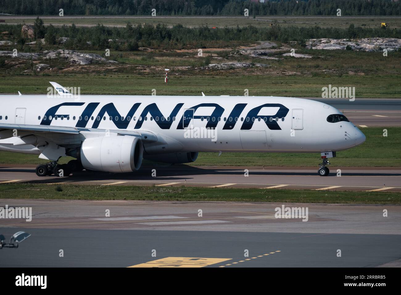 Helsinki / Finlande - 7 SEPTEMBRE 2023 : aéroport Helsinki-Vantaa EFHK.un Airbus A350, opéré par Finnair, atterrit à l'aéroport d'Helsinki. Banque D'Images