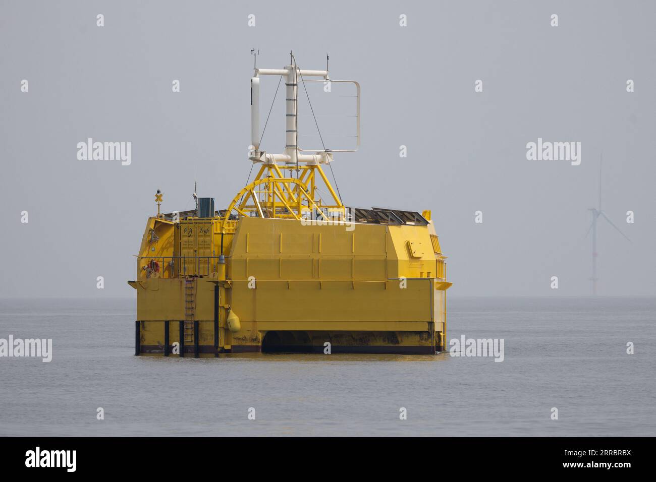 Le Croisic, France. 07 septembre 2023. Cette photographie montre l'unité flottante de production d'hydrogène de Lhyfe devant l'éolienne flottante Floatgen (invisible), sur le site d'expérimentation SEM-REV au large du Croisic, dans l'ouest de la France, le 7 septembre 2023. Photo de Raphael Lafargue/ABACAPRESS.COM crédit : Abaca Press/Alamy Live News Banque D'Images