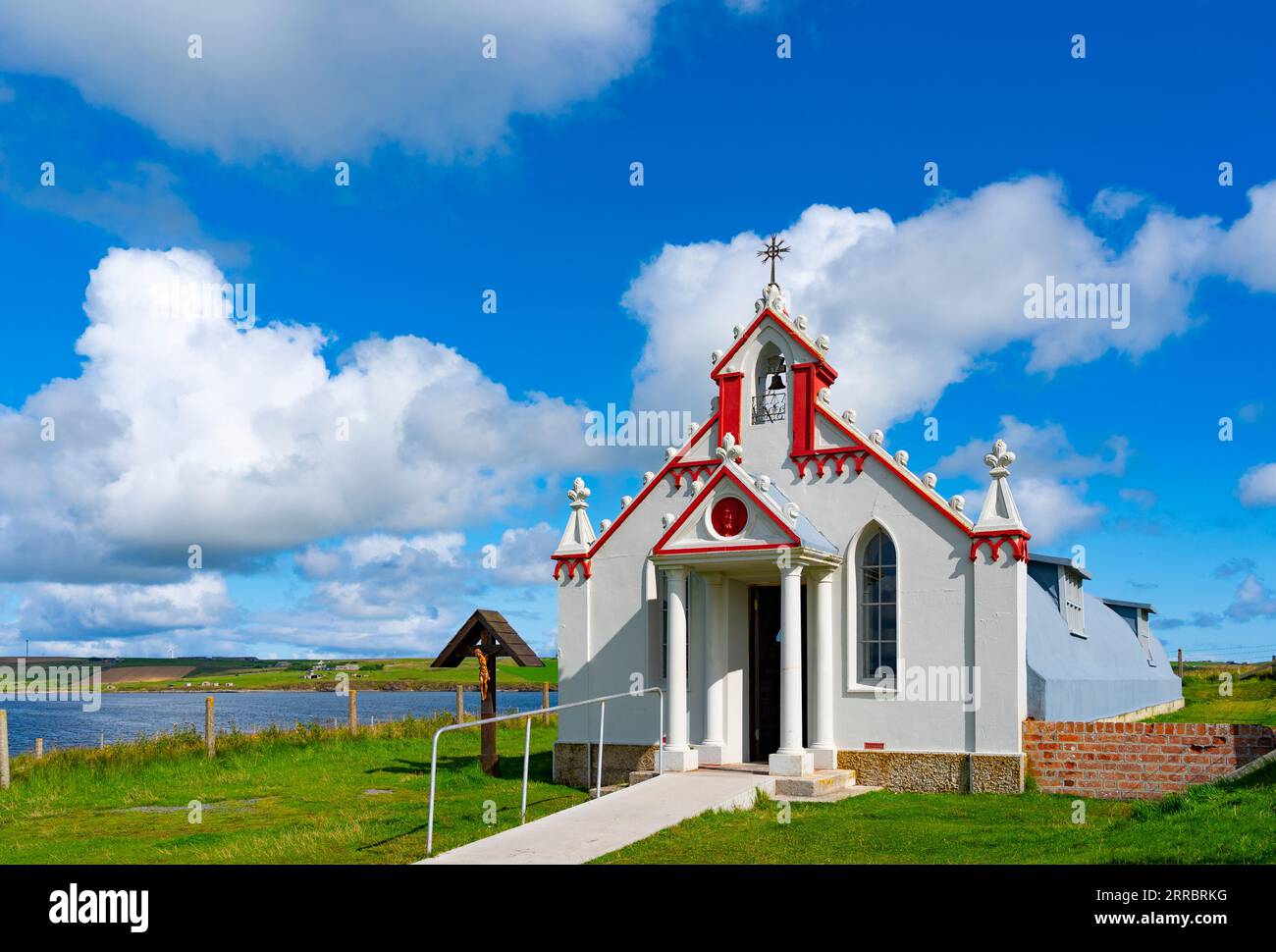 Vue extérieure de la chapelle italienne sur l'île Lamb Holm dans les Orcades, Écosse, Royaume-Uni Banque D'Images