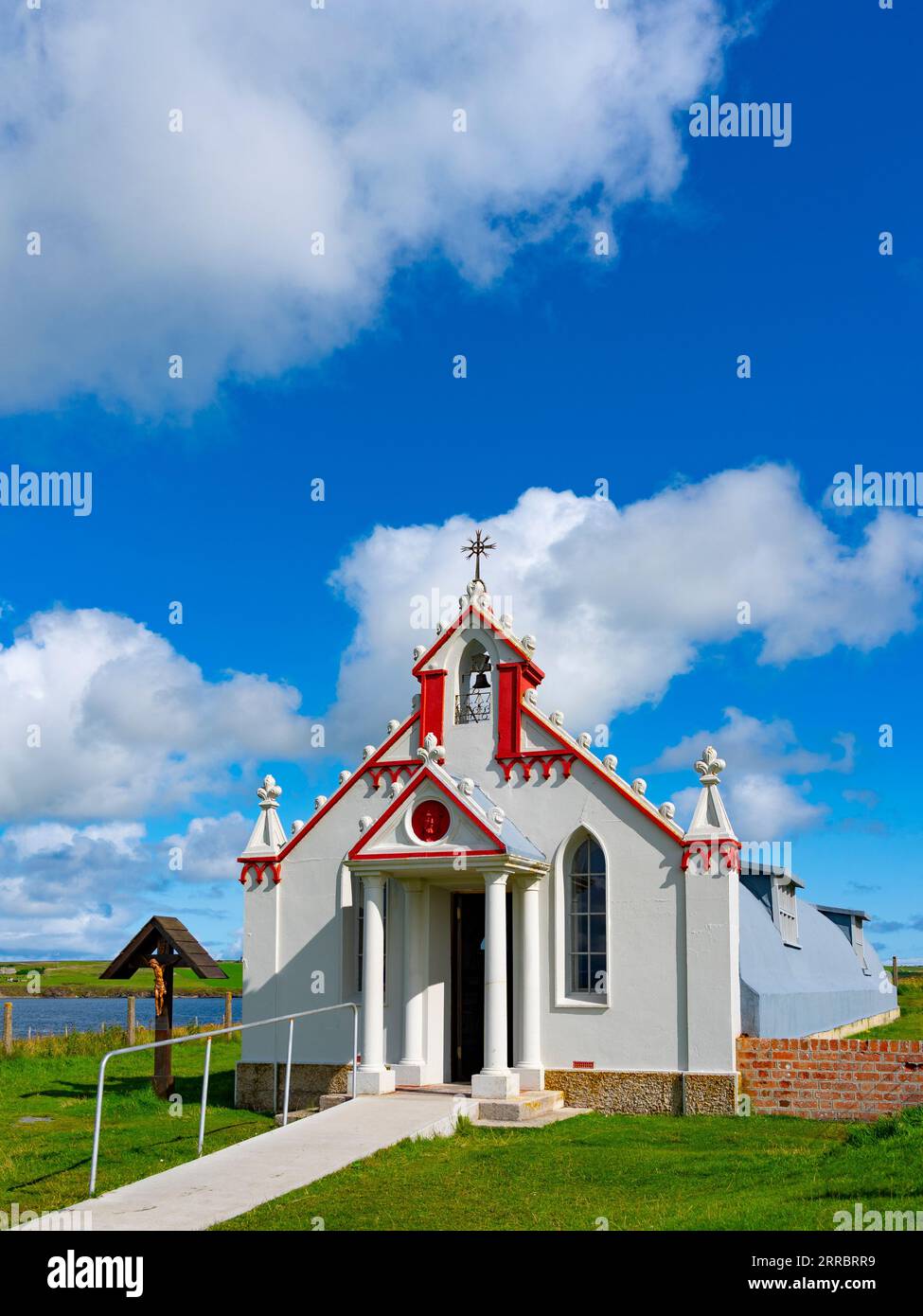Vue extérieure de la chapelle italienne sur l'île Lamb Holm dans les Orcades, Écosse, Royaume-Uni Banque D'Images