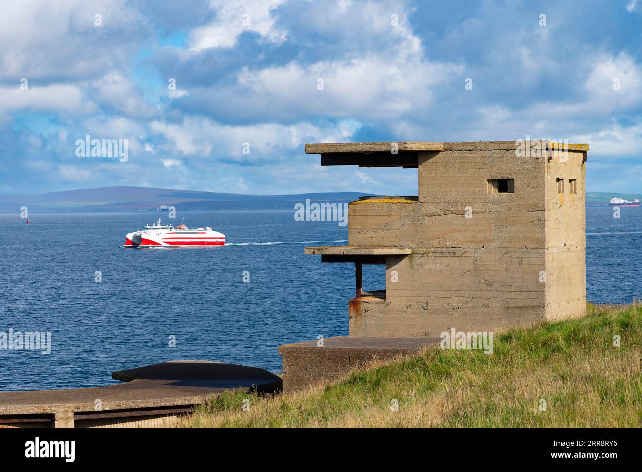 Vue des défenses côtières de la batterie Balfour à Scapa Flow à Hoxa sur South Ronaldsay, îles Orcades, Écosse, Royaume-Uni. Banque D'Images