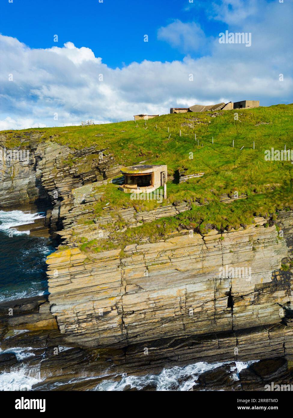 Vue aérienne des défenses côtières de la batterie Hoxa à Scapa Flow à Hoxa sur South Ronaldsay, îles Orcades, Écosse, Royaume-Uni. Banque D'Images