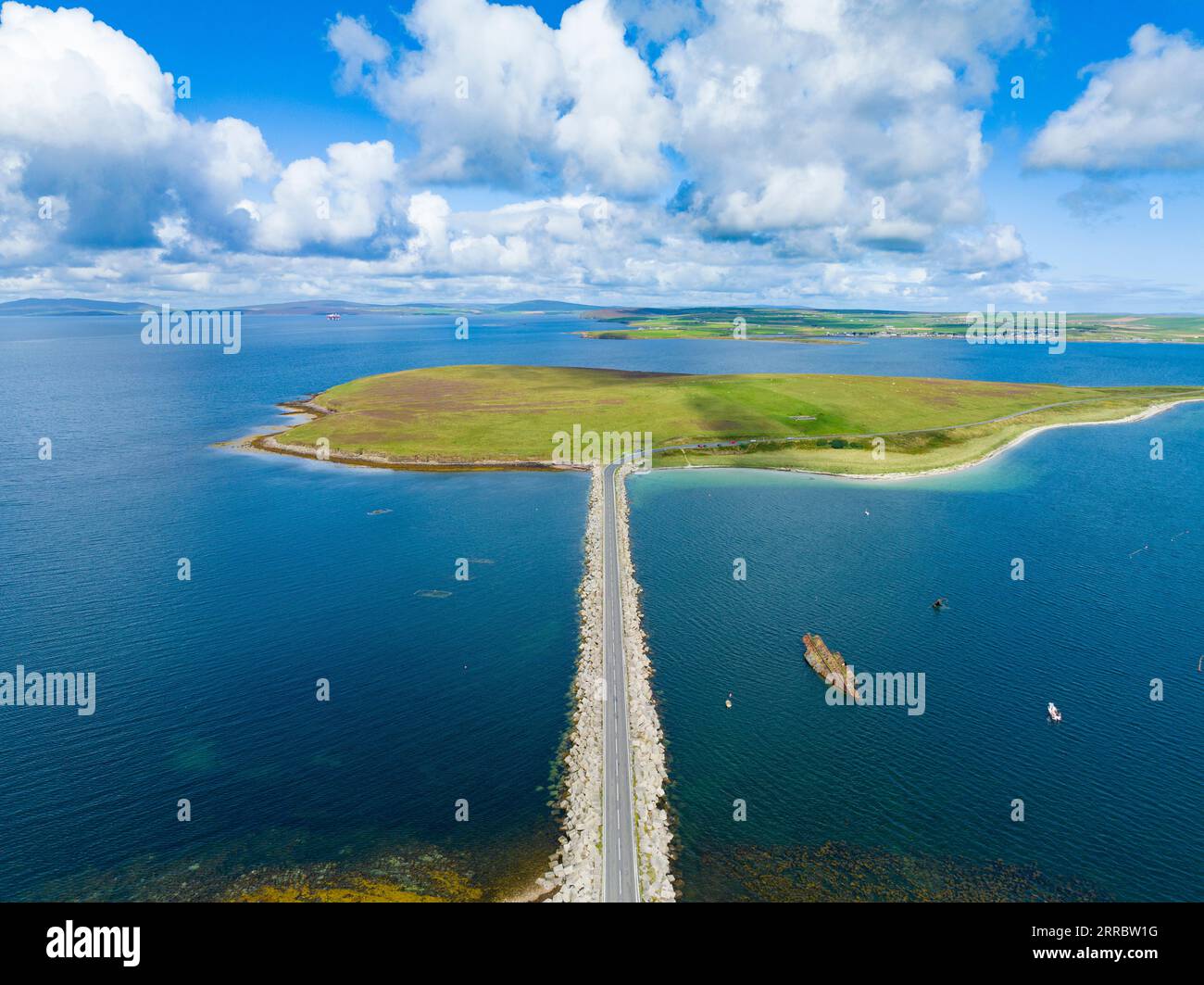 Vue aérienne de la barrière Churchill No.3 depuis Burray avec les barrières 2 et 1 en distance dans les îles Orcades, Écosse, Royaume-Uni. Banque D'Images