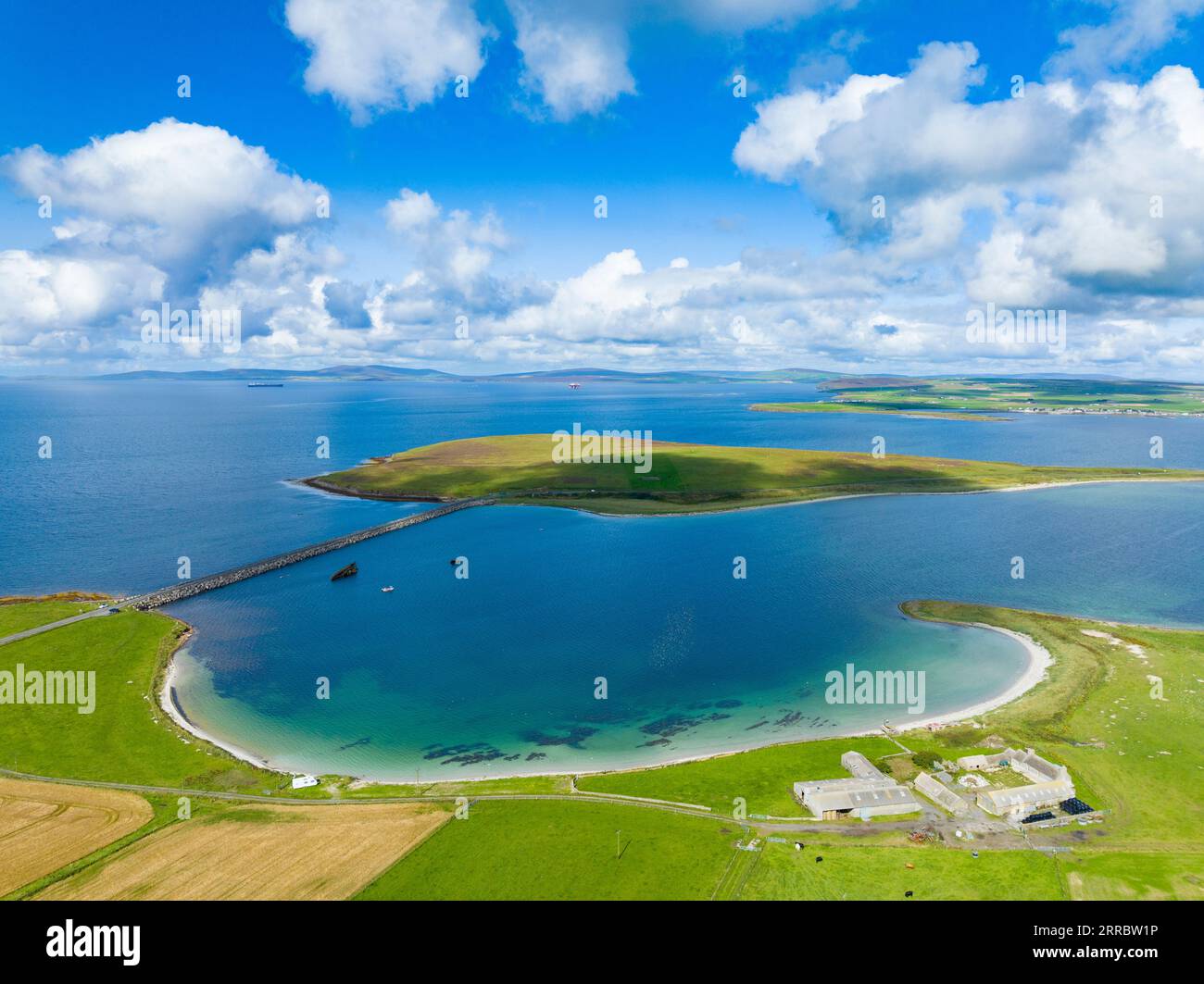 Vue aérienne de la barrière de Churchill No.3 et de la baie de Wendell dans les îles Orcades, Écosse, Royaume-Uni. Banque D'Images