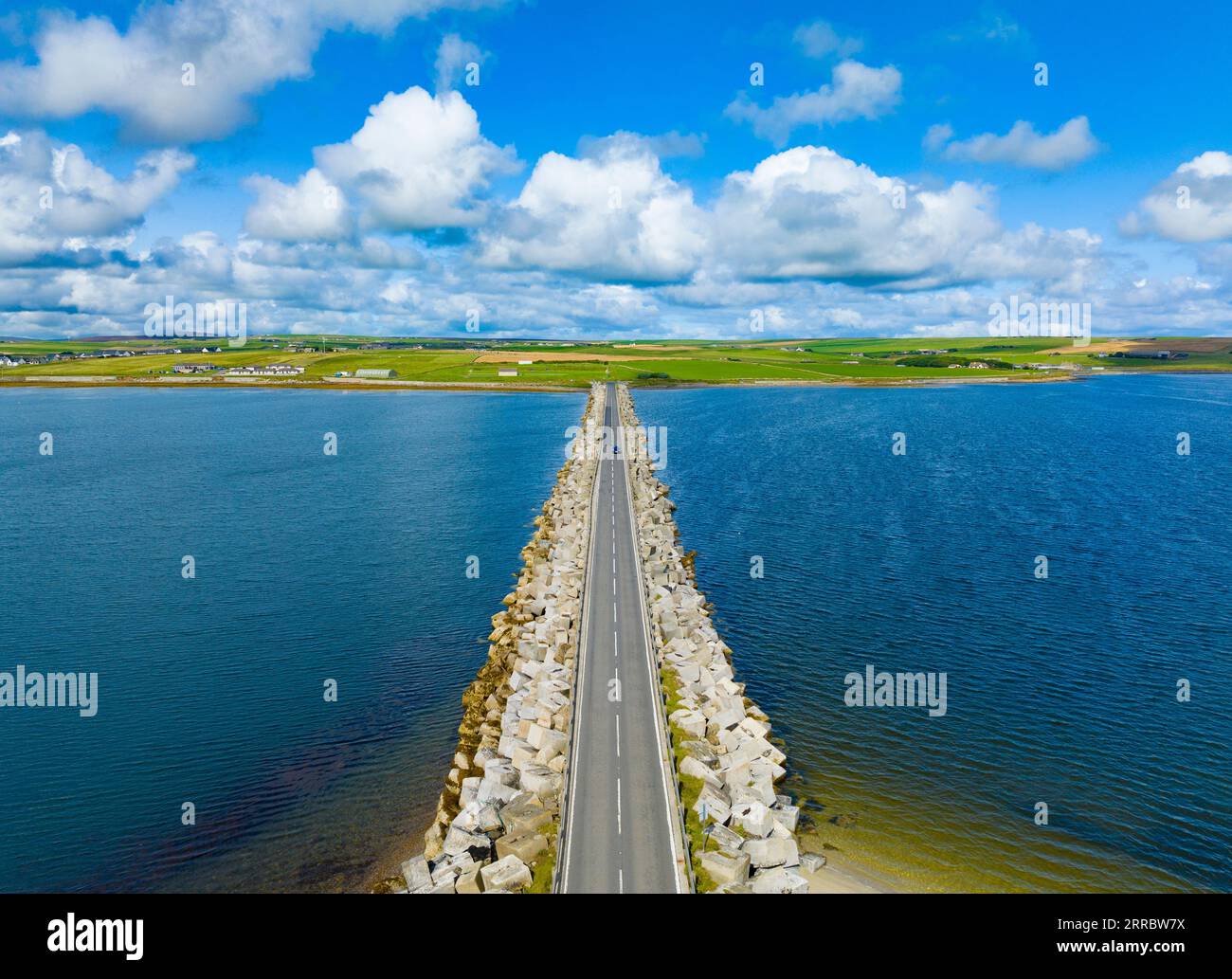 Vue aérienne de la barrière de Churchill No.1 et de la chaussée à St Mary’s Bay dans les îles Orcades, Écosse, Royaume-Uni. Banque D'Images
