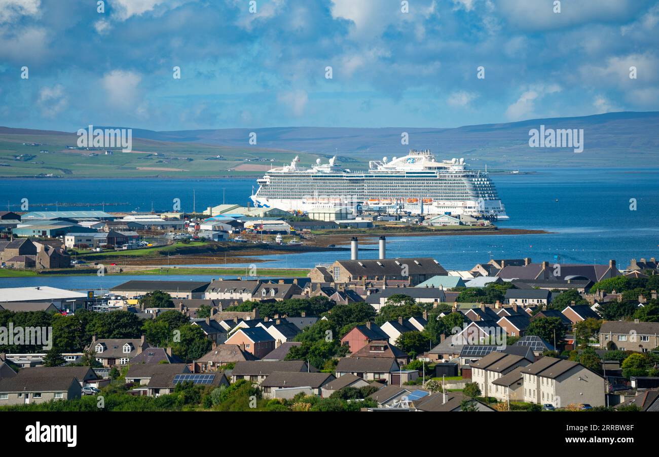 Visite de navires de croisière au port de Kirkwall dans les Orcades. Les habitants craignent que les navires de croisière amènent trop de touristes dans les îles Banque D'Images