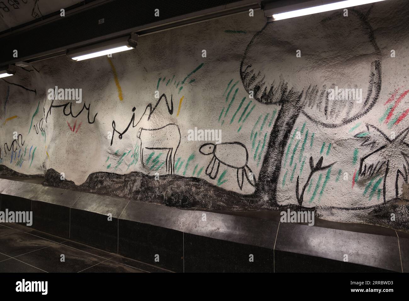 Station de métro Hallonbergen du système de métro de Stockholm, en Suède, avec un art qui imite les dessins d'enfants d'Elis Eriksson et Gösta Wallmark Banque D'Images