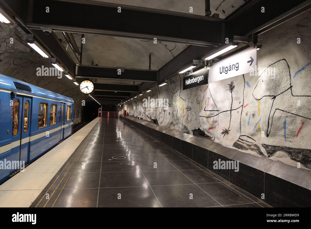 Plate-forme de la station de métro Hallonbergen du système de métro à Stockholm, en Suède, avec un art qui imite les dessins d'enfants par Elis Eriksson et Gösta Wallmark Banque D'Images
