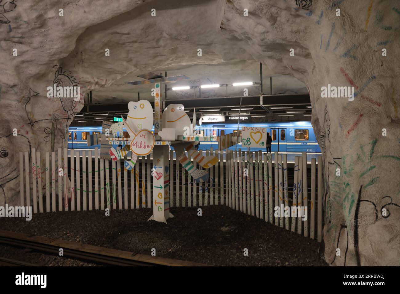 Station de métro Hallonbergen du système de métro de Stockholm, en Suède, avec un art qui imite les dessins d'enfants d'Elis Eriksson et Gösta Wallmark Banque D'Images