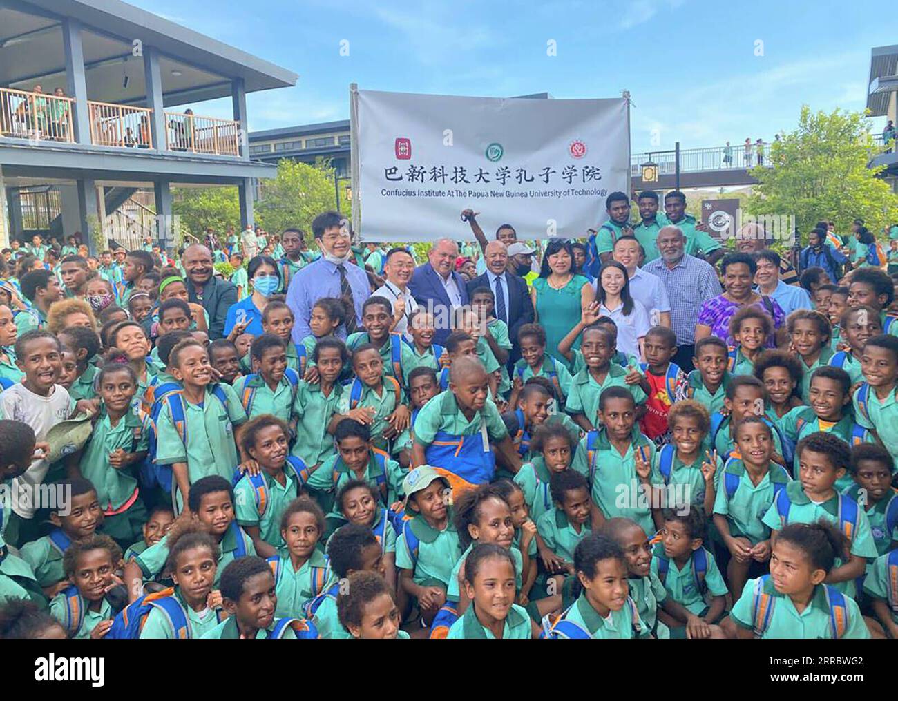 211008 -- SYDNEY, le 8 octobre 2021 -- des étudiants et des invités posent pour une photo lors de la cérémonie de lancement d'une salle de classe Confucius à l'Académie Butuka à Port Moresby, Papouasie-Nouvelle-Guinée, le 7 octobre 2021. La salle de classe Confucius a été dévoilée jeudi à l Académie Butuka, ce qui devrait faciliter l enseignement de la langue chinoise. PAPOUASIE-NOUVELLE-GUINÉE-PORT MORESBY-CONFUCIUS SALLE DE CLASSE XINHUA PUBLICATIONXNOTXINXCHN Banque D'Images