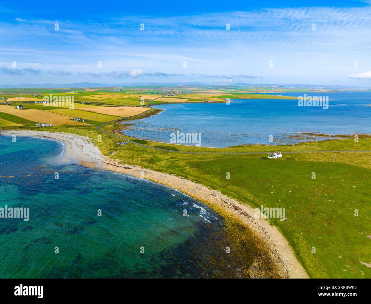 Vue aérienne des plages de Taracliff Bay et Peter’s Pool à Sandi Sands sur East Mainland, Upper Sanday, îles Orcades, Écosse, Royaume-Uni. Banque D'Images