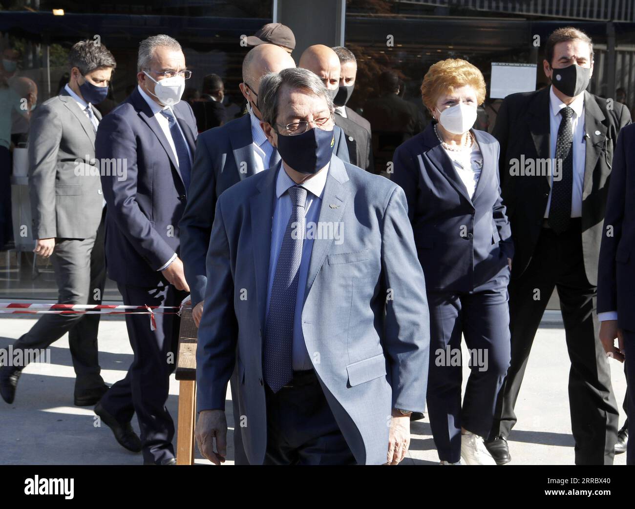 211009 -- NICOSIE, le 9 octobre 2021 -- le président chypriote Nicos Anastasiades est vu au State Fair vaccination Center pour avoir reçu sa troisième dose de vaccin COVID-19 à Nicosie le 8 octobre 2021. Nicos Anastasiades a appelé vendredi les citoyens non vaccinés pour obtenir leurs jabs. Photo de /Xinhua CHYPRE-PRÉSIDENT-COVID-19-VACCIN-TROISIÈME DOSE GeorgexChristophorou PUBLICATIONxNOTxINxCHN Banque D'Images