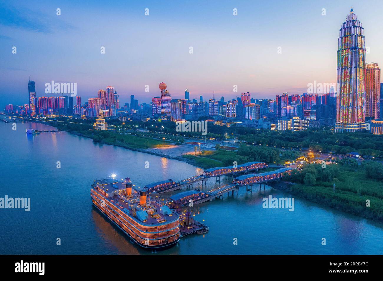 211010 -- WUHAN, 10 octobre 2021 -- une photo aérienne prise le 23 juin 2021 montre une vue sur la rivière de Wuhan, dans la province du Hubei au centre de la Chine. La révolution de 1911, qui a commencé par des coups de feu à Wuchang, qui fait maintenant partie de la ville de Wuhan en Chine centrale, le 10 octobre 1911, a été la révolution démocratique nationale lancée par les révolutionnaires chinois représentés par le Dr Sun Yat-sen. La révolution a fait tomber le gouvernement Qing et a conduit à l'établissement de la première république d'Asie. CHINE-WUHAN-VUE AÉRIENNE-RÉVOLUTION DE 1911 CN XIAOXYIJIU PUBLICATIONXNOTXINXCHN Banque D'Images