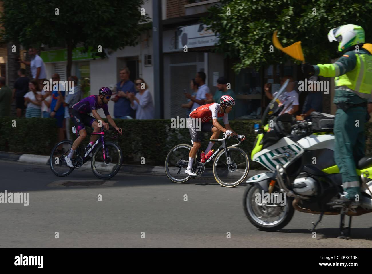 Deux cyclistes qui se sont échappés du peloton arrivent à un rond-point dans la ville valencienne de Torrent lors de l'étape 7 de la Vuelta d'Espagne 2023. Banque D'Images