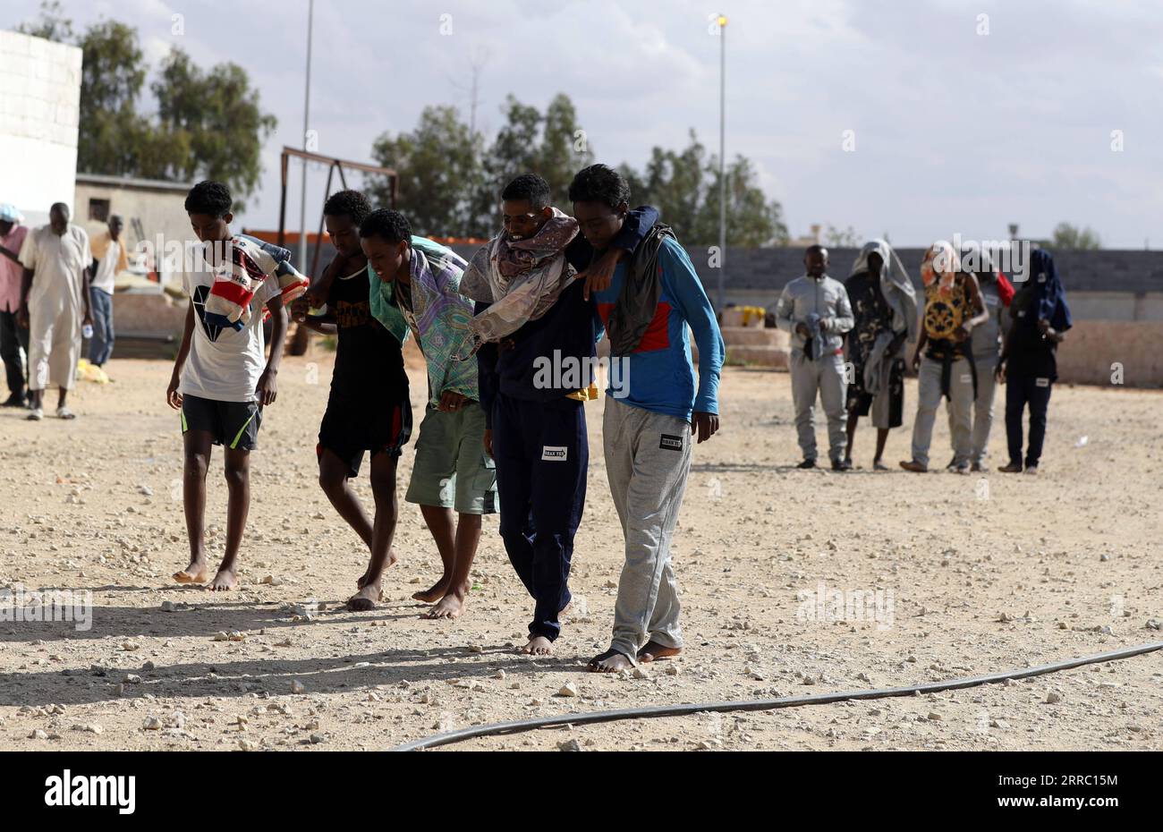 211012 -- TRIPOLI, le 12 octobre 2021 -- des migrants sont temporairement installés dans le refuge Ain Zara à Tripoli, en Libye, le 11 octobre 2021. Un groupe de migrants illégaux a été emmené dans un centre d'accueil temporaire de la capitale, Tripoli, quelques jours après leur évasion d'un centre de détention de la ville. Photo de /Xinhua LIBYA-TRIPOLI-MIGRANTS HamzaxTurkia PUBLICATIONxNOTxINxCHN Banque D'Images