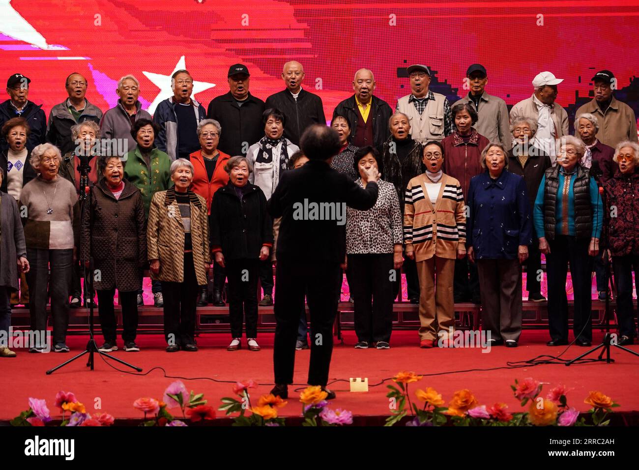 211014 -- BEIJING, le 14 octobre 2021 -- des personnes âgées interprètent un chœur sur la scène du Yanda Golden Age Health Nursing Center dans la province du Hebei, dans le nord de la Chine, le 11 octobre 2021. Ces dernières années, de nombreuses personnes âgées à Pékin choisissent de passer leur vie âgée dans des maisons de soins infirmiers dans d'autres villes environnantes. Il y a trois ans, Beijinger Lyu Weiye, âgé de 80 ans, et son épouse Li Zhanping, ont décidé de reposer leurs années restantes dans un établissement de soins infirmiers de la province du Hebei, située à seulement 30 kilomètres de Pékin. Maintenant, ils vivent une vie très confortable entre les deux villes, profitant de la Banque D'Images