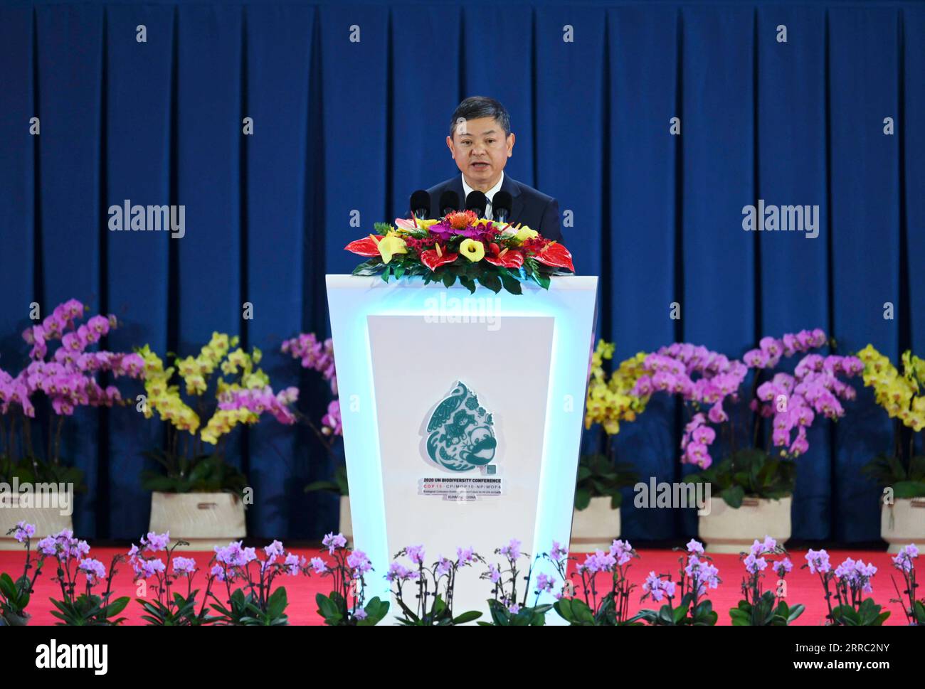 211015 -- KUNMING, 15 octobre 2021 -- le ministre chinois de l'écologie et de l'environnement, Huang Runqiu, prend la parole lors de la cérémonie de clôture du Forum de civilisation écologique de la première partie de la Conférence des Parties à la Convention sur la diversité biologique, ou COP15, à Kunming, dans la province du Yunnan au sud-ouest de la Chine, le 15 octobre 2021. COP15CHINA-YUNNAN-KUNMING-COP15-CIVILISATION ÉCOLOGIQUE FORUM-CLÔTURE CN CHENXYEHUA PUBLICATIONXNOTXINXCHN Banque D'Images