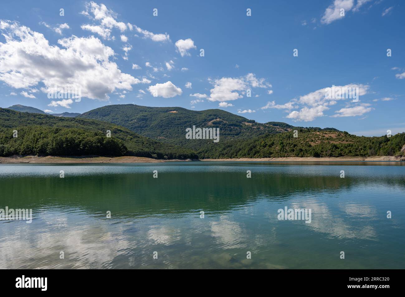 Le lac Montagna Spaccata est un petit lac artificiel situé aux confins sud des Abruzzes. Il est situé entièrement dans la province de l'Aquila, dans le m Banque D'Images