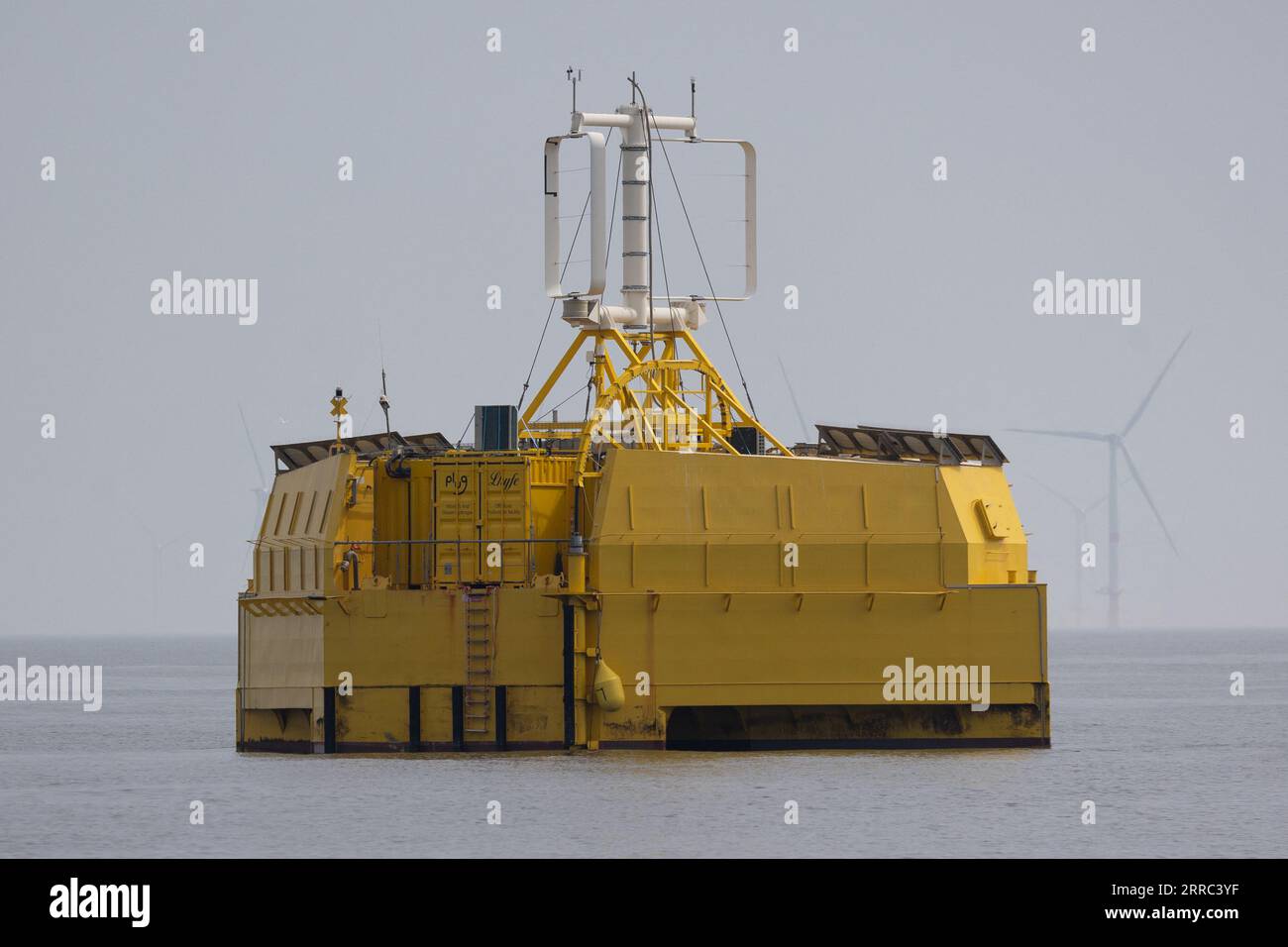 Le Croisic, France. 07 septembre 2023. Cette photographie montre l'unité flottante de production d'hydrogène de Lhyfe devant l'éolienne flottante Floatgen (invisible), sur le site d'expérimentation SEM-REV au large du Croisic, dans l'ouest de la France, le 7 septembre 2023. Photo de Raphael Lafargue/ABACAPRESS.COM crédit : Abaca Press/Alamy Live News Banque D'Images