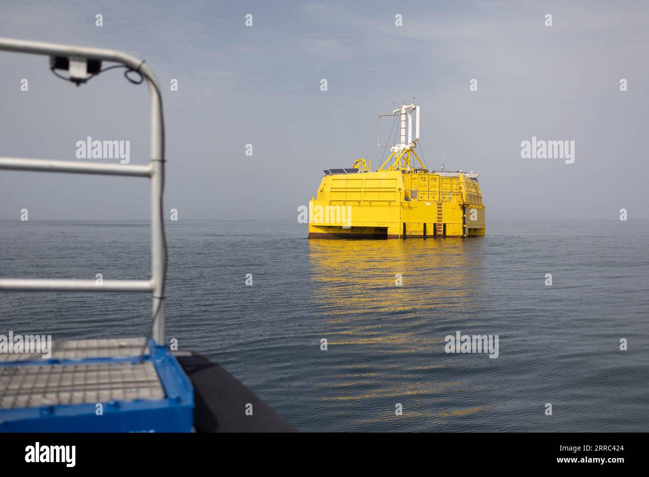 Le Croisic, France. 07 septembre 2023. Cette photographie montre l'unité flottante de production d'hydrogène de Lhyfe devant l'éolienne flottante Floatgen (invisible), sur le site d'expérimentation SEM-REV au large du Croisic, dans l'ouest de la France, le 7 septembre 2023. Photo de Raphael Lafargue/ABACAPRESS.COM crédit : Abaca Press/Alamy Live News Banque D'Images