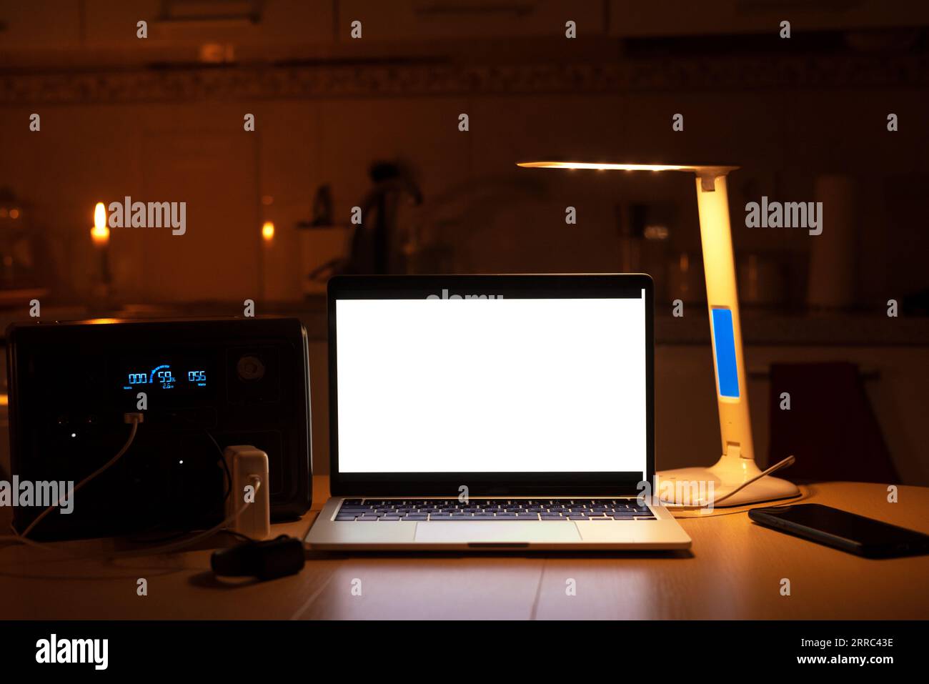 Station de charge pour ordinateur portable et lampe de bureau lorsqu'il n'y a pas de lumière pendant le blackout. Batterie de banque d'alimentation de générateur en l'absence d'électricité. à la maison Banque D'Images