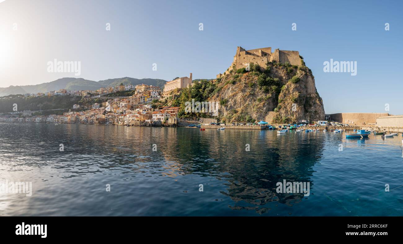 Scilla, Italie paysage urbain côtier à Reggio Calabria au port. Banque D'Images