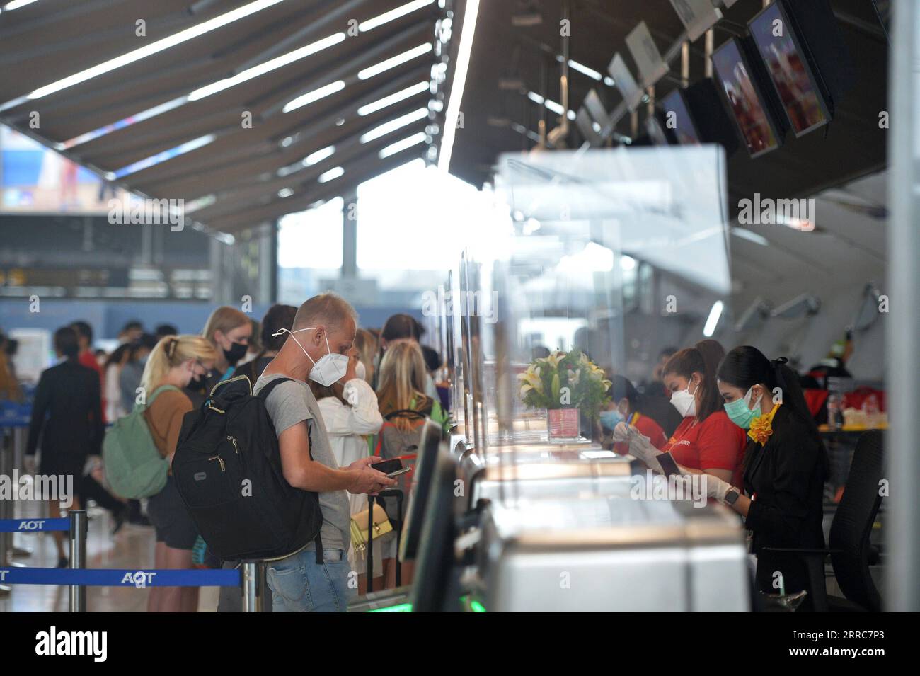 211022 -- BANGKOK, le 22 octobre 2021 -- enregistrement des voyageurs à l'aéroport international Suvarnabhumi de Bangkok, Thaïlande, le 22 octobre 2021. La Thaïlande a annoncé jeudi soir qu’elle permettra aux visiteurs vaccinés de 46 pays et régions à faible risque d’entrer en Thaïlande sans quarantaine à partir de novembre. THAÏLANDE-BANGKOK-COVID-19-VISITORS-MEASURES RachenxSageamsak PUBLICATIONxNOTxINxCHN Banque D'Images