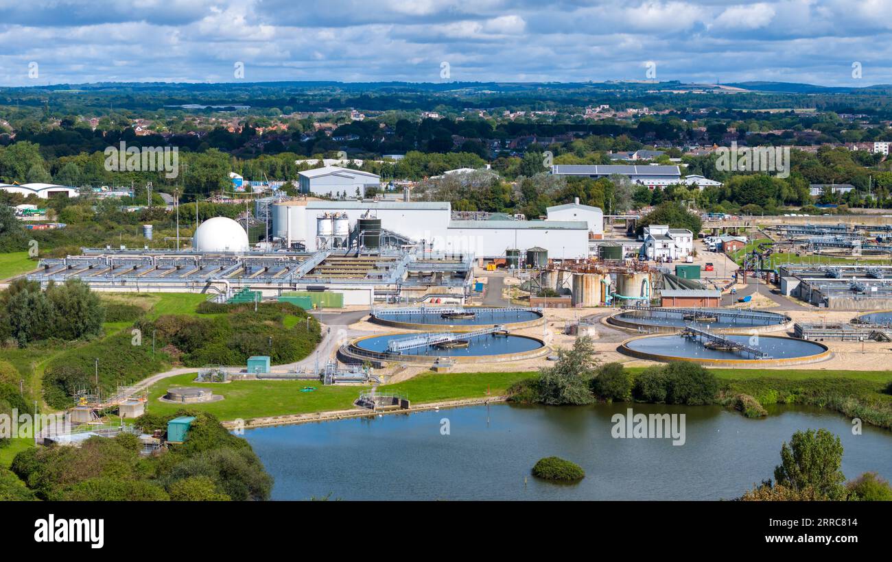 Vue aérienne Budds Farm Wastewater Treatment Works à Havant Hampshire. Le site traite les eaux usées de la région de Portsmouth Havant et Waterlooville. Banque D'Images